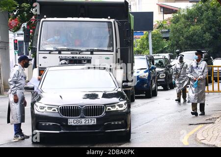 Colombo, Sri Lanka. 16 novembre 2020. Les policiers vérifient les véhicules dans une zone verrouillée en raison d'une augmentation des cas COVID-19 à Colombo, Sri Lanka, le 16 novembre 2020. Crédit: Ajith Perera/Xinhua/Alamy Live News Banque D'Images