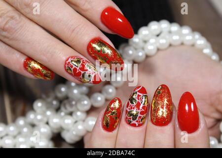 Coeur peint sur les ongles sur un beau fond de texture Banque D'Images