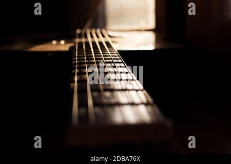 Studio de musique en guitare acoustique Close up. A brillé par le soleil à l'heure d'Or Banque D'Images