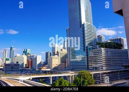 Miami, USA - 30 novembre 2019 - Centre-ville de Miami cityscape view avec condos et immeubles de bureaux contre le ciel bleu. Banque D'Images