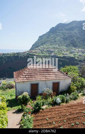 Le paysage et la ville de Faial sur la côte au nord de Madère sur l'île de Madère du Portugal. Portugal, Madère, avril 2018 Banque D'Images