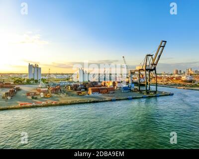 Fort Lauderdale - le 11 décembre 2019 : vue d'un bateau de croisière du terminal de Port Everglades, à ft. Lauderdale, Floride de la chaîne et de la plage. Banque D'Images