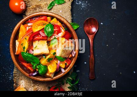 Salade de tomates, pain de basilic et de rassis, style rustique, vue sur le dessus Banque D'Images