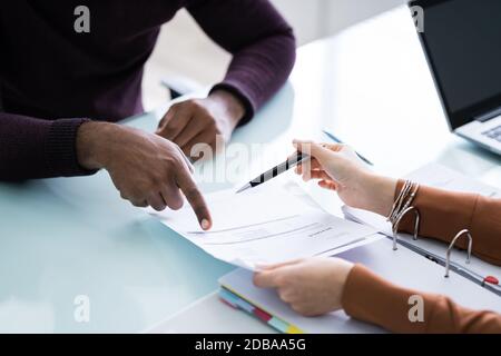 Jeune Conseiller financier facture discuter avec son client sur le lieu de travail Banque D'Images