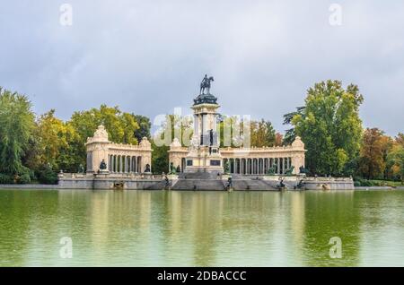 Monument au roi Alfonso XII, avec une colonnade semi-circulaire et une statue équestre du monarque sur le dessus d'un grand noyau central près de la la Banque D'Images