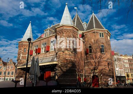 Beau bâtiment du xve siècle situé à place Nieuwmarkt à Amsterdam Banque D'Images