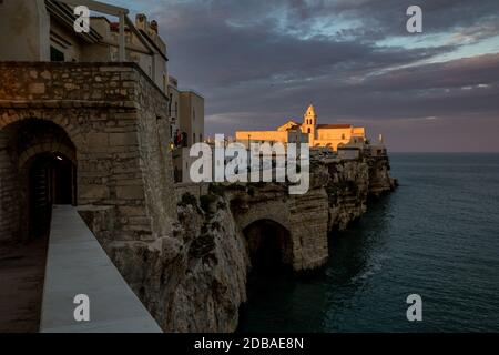 Vieste - belle ville côtière sur les rochers dans les Pouilles. L'église de San Francesco di Vieste. Péninsule de Gargano, Pouilles, Italie du sud, Europe. Banque D'Images