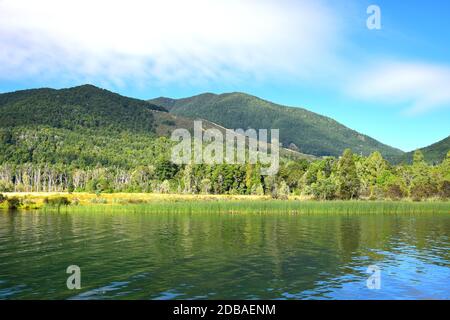 Magnifique lac Rotoroa avec des montagnes en arrière-plan. Parc national des lacs Nelson, Tasman, Nouvelle-Zélande, île du Sud. Banque D'Images