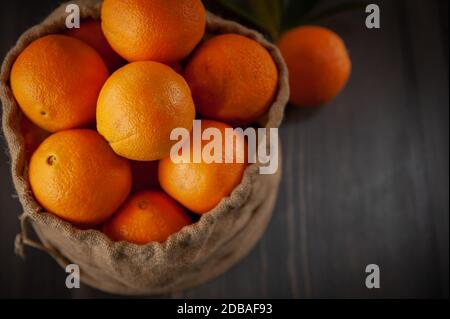 Oranges dans un panier de toile cirée agrumes fruits vitamines alimentaires Banque D'Images