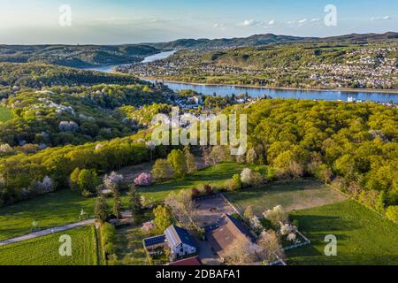 Vue aérienne sur la vallée du Rhin et la campagne de Remagen et la campagne agricole d'Allemagne Banque D'Images