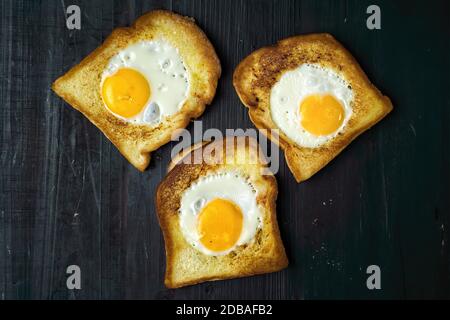 gros plan de l'œuf dans un petit déjeuner sandwich frit Banque D'Images