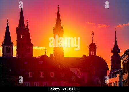 Coucher de soleil sur la ville de Wurzburg en Bavière, Allemagne. Magnifique ciel avec soleil et nuages en arrière-plan et architecture de la vieille ville en premier plan Banque D'Images