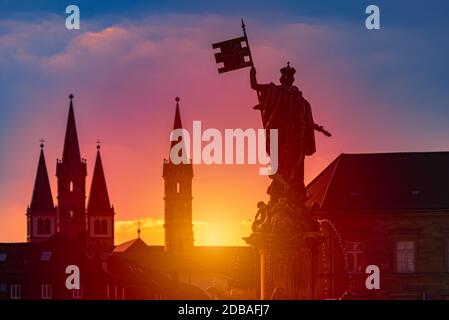 Coucher de soleil sur la ville de Wurzburg en Bavière, Allemagne. Magnifique ciel avec soleil et nuages en arrière-plan et architecture de la vieille ville en premier plan Banque D'Images