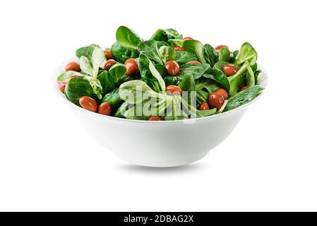 Salade de maïs vert frais feuilles ou laitue d'agneau ou Valerianella locusta avec haricots dans un bol isolé sur blanc Banque D'Images