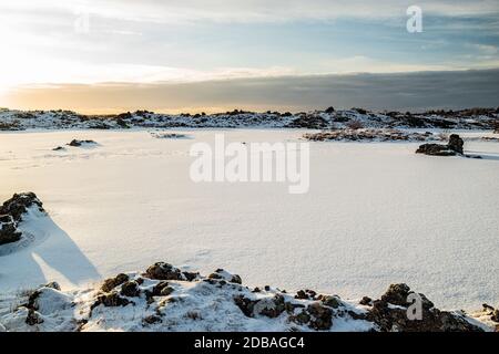 Lac glacé dans la région de Vifilstadir à Gardabaer au lever du soleil, Islande Banque D'Images