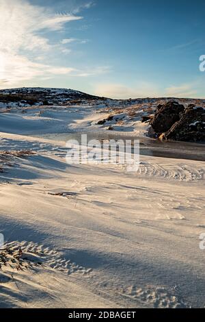 Lac glacé dans la région de Vifilstadir à Gardabaer au lever du soleil, Islande Banque D'Images