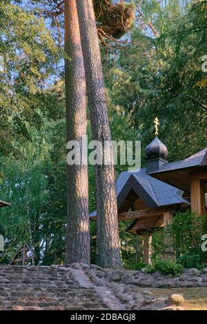 Grabarka, POLOGNE-23 AOÛT 2018 : Sanctuaire de l'église orthodoxe de Grabarka au coucher du soleil avec de vieux pins à côté de la chapelle, Podlasie Voivodeship, Pologne, Banque D'Images