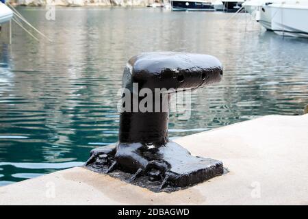 un bollard sur un mur de quai dans le bassin du port pour attacher des navires Banque D'Images