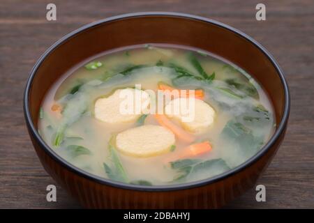 Cuisine japonaise, soupe de Miso au fu et légumes dans un bol sur la table Banque D'Images