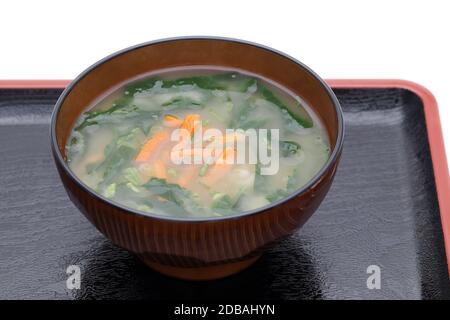 Cuisine japonaise, soupe miso de légumes dans un bol sur plateau Banque D'Images