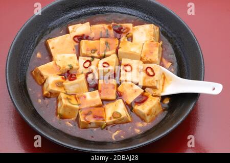 Gros plan sur la cuisine chinoise mapo doufu avec renge sur le plateau Banque D'Images