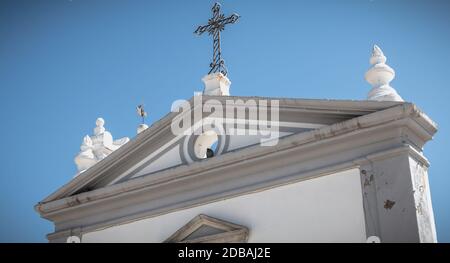 Architecture d'une petite église dans le centre ville - Église de Mercy de Moncarapacho (Igreja da Misericordia), portugal Banque D'Images