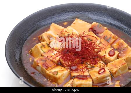 Gros plan sur la cuisine chinoise mapo tofu dans un plat Banque D'Images