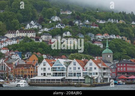 BERGEN, NORVÈGE - 31 MAI 2017 : les anciennes maisons en bois hansaétiques construites en rangée sur le quai du fjord de Bergen sont classées au patrimoine mondial de l'UNESCO et sont très populaires pour t Banque D'Images