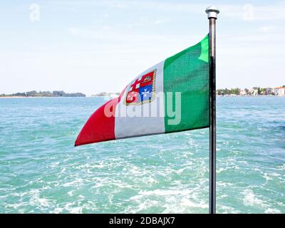Pavillon italien à l'arrière de bateau Banque D'Images