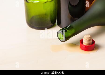 quelques bouteilles de vin vides et du liège sur planche en bois Banque D'Images