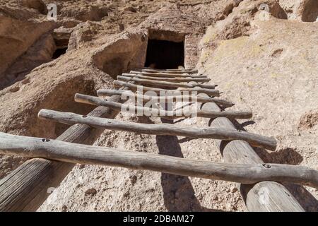 Une échelle en bois mène à une grotte ouvrante sculptée Dans une falaise de grès par le peuple Pueblo à Frijoles Canyon situé à Bandelier National Monumen Banque D'Images