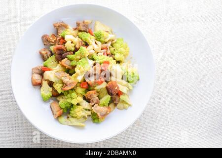 Sauté frire Romanesco brocoli avec du porc croustillant et du piment, très sain et délicieux Banque D'Images