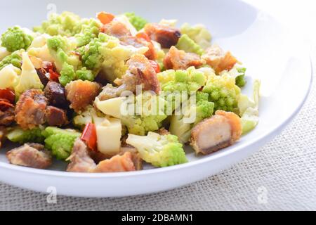 Sauté frire Romanesco brocoli avec du porc croustillant et du piment, très sain et délicieux Banque D'Images