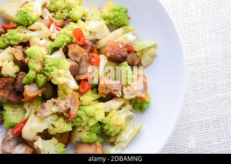 Sauté frire Romanesco brocoli avec du porc croustillant et du piment, très sain et délicieux Banque D'Images