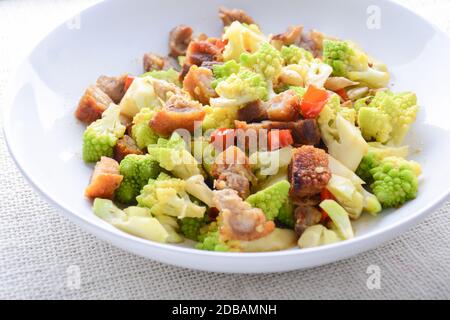 Sauté frire Romanesco brocoli avec du porc croustillant et du piment, très sain et délicieux Banque D'Images