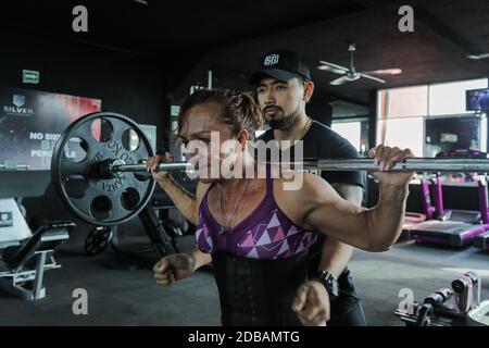 CANCUN, MEXIQUE - NOVEMBRE 16: L'entraîneur de fitness Margarita Lopez, au cours d'une routine d'entraînement dans une salle de gym dans le cadre de la nouvelle pandémie Covid-19. Margarita a été consacrée pendant deux ans à la formation de personnes dans un gymnase pour soutenir ses trois enfants, l'un d'entre eux avec l'autisme, après que son mari est mort en raison du crime qui a été généré à Cancun; Elle a dû quitter son travail en tant que femme au foyer pour se consacrer à la condition physique et faire face à la crise du coronavirus maintenant sa famille avec ses bénéfices comme entraîneur de fitness. Le 16 novembre 2020 à Cancun, Mexique (photo par Eyepix Group/Pacific Press) Banque D'Images