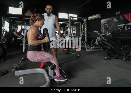 CANCUN, MEXIQUE - NOVEMBRE 16: L'entraîneur de fitness Margarita Lopez, au cours d'une routine d'entraînement dans une salle de gym dans le cadre de la nouvelle pandémie Covid-19. Margarita a été consacrée pendant deux ans à la formation de personnes dans un gymnase pour soutenir ses trois enfants, l'un d'entre eux avec l'autisme, après que son mari est mort en raison du crime qui a été généré à Cancun; Elle a dû quitter son travail en tant que femme au foyer pour se consacrer à la condition physique et faire face à la crise du coronavirus maintenant sa famille avec ses bénéfices comme entraîneur de fitness. Le 16 novembre 2020 à Cancun, Mexique (photo par Eyepix Group/Pacific Press) Banque D'Images