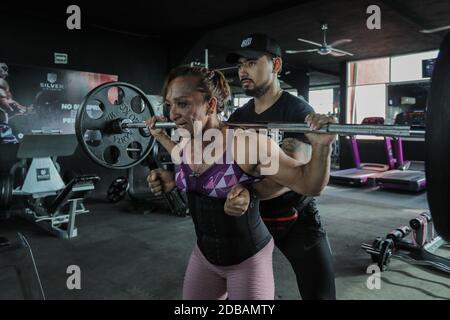 CANCUN, MEXIQUE - NOVEMBRE 16: L'entraîneur de fitness Margarita Lopez, au cours d'une routine d'entraînement dans une salle de gym dans le cadre de la nouvelle pandémie Covid-19. Margarita a été consacrée pendant deux ans à la formation de personnes dans un gymnase pour soutenir ses trois enfants, l'un d'entre eux avec l'autisme, après que son mari est mort en raison du crime qui a été généré à Cancun; Elle a dû quitter son travail en tant que femme au foyer pour se consacrer à la condition physique et faire face à la crise du coronavirus maintenant sa famille avec ses bénéfices comme entraîneur de fitness. Le 16 novembre 2020 à Cancun, Mexique (photo par Eyepix Group/Pacific Press) Banque D'Images