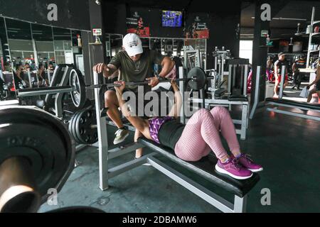 CANCUN, MEXIQUE - NOVEMBRE 16: L'entraîneur de fitness Margarita Lopez, au cours d'une routine d'entraînement dans une salle de gym dans le cadre de la nouvelle pandémie Covid-19. Margarita a été consacrée pendant deux ans à la formation de personnes dans un gymnase pour soutenir ses trois enfants, l'un d'entre eux avec l'autisme, après que son mari est mort en raison du crime qui a été généré à Cancun; Elle a dû quitter son travail en tant que femme au foyer pour se consacrer à la condition physique et faire face à la crise du coronavirus maintenant sa famille avec ses bénéfices comme entraîneur de fitness. Le 16 novembre 2020 à Cancun, Mexique (photo par Eyepix Group/Pacific Press) Banque D'Images