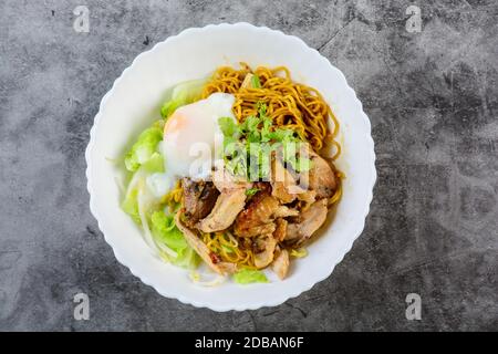 Nouilles aux œufs servis avec du miel et poulet rôti, des oeufs à la coque (Onsen Tamago oeufs) Banque D'Images