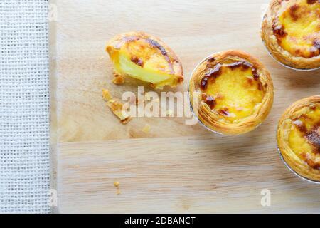 Tartelettes Oeufs portugais, est une sorte de flan trouvés dans plusieurs pays asiatiques. Le plat est composé d'une croûte feuilletée et est rempli avec oeuf cu Banque D'Images