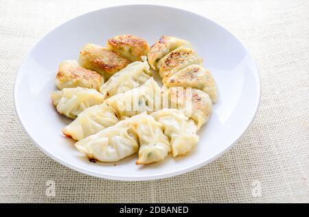 Boulettes frites japonais, les quenelles en forme de croissant de lune servi dans les restaurants asiatiques à l'apéritif ou un plat de légumes, de porc et de remplissage. Banque D'Images
