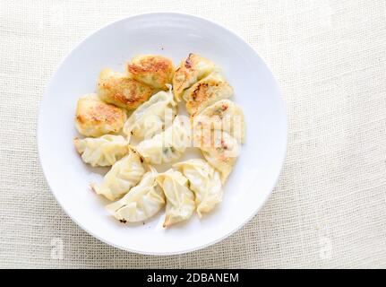 Boulettes frites japonais, les quenelles en forme de croissant de lune servi dans les restaurants asiatiques à l'apéritif ou un plat de légumes, de porc et de remplissage. Banque D'Images