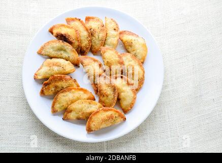 Boulettes frites japonais, les quenelles en forme de croissant de lune servi dans les restaurants asiatiques à l'apéritif ou un plat de légumes, de porc et de remplissage. Banque D'Images