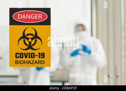 Photos prises à travers le verre de la salle de laboratoire empêchant la propagation de la recherche de virus. Banque D'Images