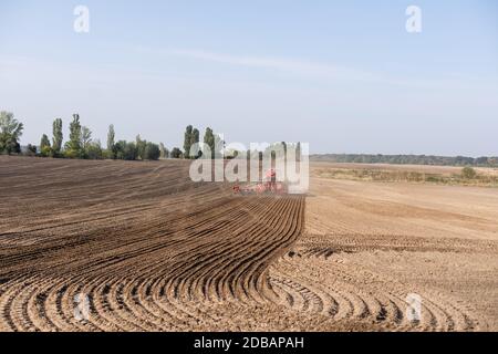 La récolteuse du tracteur travaillant dans le champ Banque D'Images