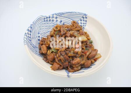 Nouilles aux haricots noirs coréens ou jajangmyeon - nouilles avec sauce noire Banque D'Images