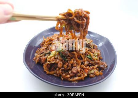 Nouilles aux haricots noirs coréens ou jajangmyeon - nouilles avec sauce noire Banque D'Images