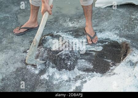 gros plan de la main de maçon tenant une houe pour la pâte pour le sable et le ciment pour les bâtiments Banque D'Images