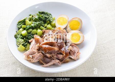 Coupe de porc braisée, un plat confortable pour une tasse Banque D'Images